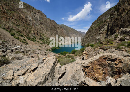 Fan Gebirge in Tadschikistan sind eine von Zentralasien ist Premier trekking Ziel. Die schöne sieben See Trek von penjikent. Blick auf den See nu Stockfoto