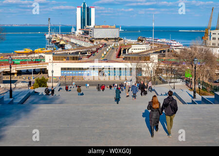 Potemkinsche Treppe und dem Hafen von Odessa, Odessa, Ukraine Stockfoto