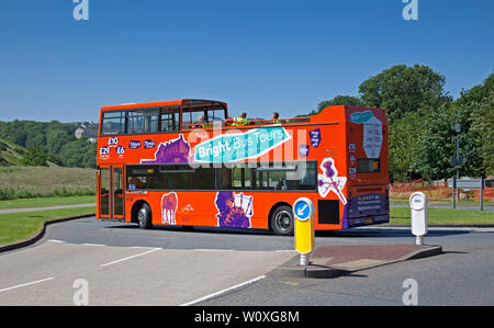 Edinburgh, Schottland. 28. Juni 2019. Neueste bus Kriegen zwischen Erste Busse und Lothian Buses. Erste Busse helle Bus Touren seine Flotte von 14 open-double-deckers überstiegen sie rund um die Stadt vor dem Start des neuen Service am Montag gesehen werden, den 1. Juli 2019 vorgestellt hat. Der neue Service Hinterschneidungen ihren Rivalen erwachsene Ticket von 4 £. Stockfoto