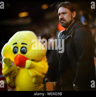 Manager von Norwich City, Daniel Farke sieht mit Club Maskottchen, Kapitän Kanarische Inseln - Norwich City v Bristol City, Sky Bet Meisterschaft, Carrow Road, Norwich - 23. Februar 2019 Editorial nur verwenden - DataCo Einschränkungen Stockfoto