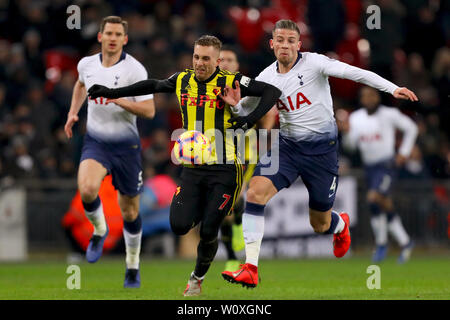 Toby Alderweireld von Tottenham Hotspur Schlachten mit Gerard Deulofeu von Watford - Tottenham Hotspur v Watford, Premier League, Wembley Stadion, London (Wembley) - 30. Januar 2019 Editorial nur verwenden - DataCo Einschränkungen Stockfoto