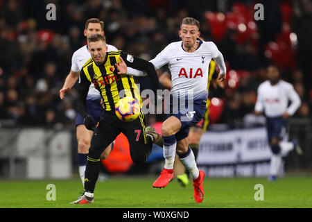 Toby Alderweireld von Tottenham Hotspur Schlachten mit Gerard Deulofeu von Watford - Tottenham Hotspur v Watford, Premier League, Wembley Stadion, London (Wembley) - 30. Januar 2019 Editorial nur verwenden - DataCo Einschränkungen Stockfoto