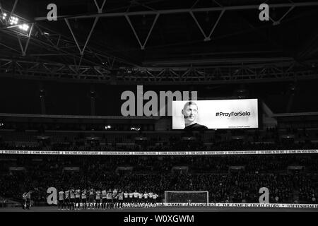 Ein paar Minuten Stille für fehlende Fußballer gehalten wird, Emiliano Sala - Tottenham Hotspur v Watford, Premier League, Wembley Stadion, London (Wembley) - 30. Januar 2019 Editorial nur verwenden - DataCo Einschränkungen Stockfoto