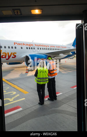 Bodenpersonal Krakow-Balice John Paul Ii International Airport zusehen, wie Fluggäste kommen, Krakau, Polen, Europa. Stockfoto