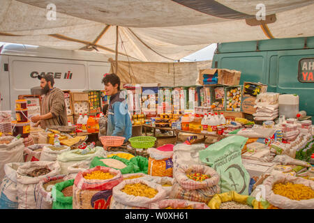 Oued Laou, Tetouan, Marokko - 4. Mai 2019: Verkauf von Lebensmitteln in einer Straße stand der Souk, der jeden Samstag im Oued Laou, einem Dorf in der installiert ist. Stockfoto