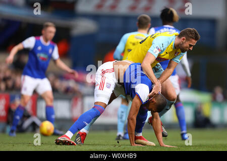 Clark Robertson von Rotherham United hält Collin Quaner von Ipswich Town - Ipswich Town v Rotherham United, Sky Bet Meisterschaft, Portman Road, Ipswich - 12. Januar 2019 Editorial nur verwenden - DataCo Einschränkungen Stockfoto