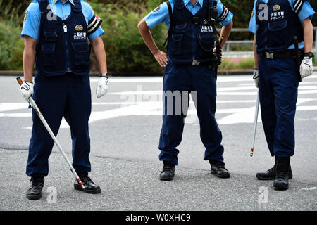 Juni 28, 2019 - Polizei beobachten Demonstranten während des G20-Gipfels in Osaka, Japan. Credit: Ben Weller/LBA/Alamy leben Nachrichten Stockfoto