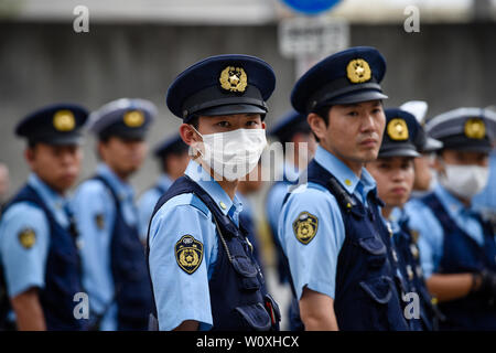 Juni 28, 2019 - Polizei beobachten Demonstranten während des G20-Gipfels in Osaka, Japan. Credit: Ben Weller/LBA/Alamy leben Nachrichten Stockfoto