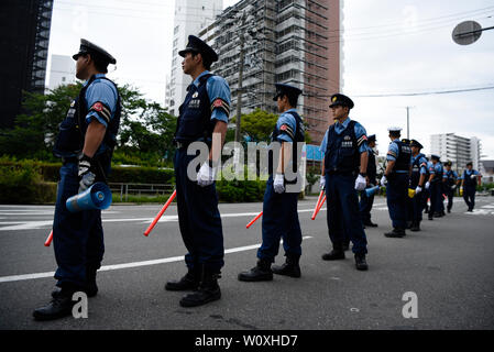 Juni 28, 2019 - Polizei beobachten Demonstranten während des G20-Gipfels in Osaka, Japan. Credit: Ben Weller/LBA/Alamy leben Nachrichten Stockfoto