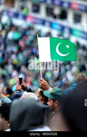 26 Juni, 2019 - Pakistan Verfechter leidenschaftlich ihre Mannschaft gegen Neuseeland Unterstützung bei Edgebaston, Birminghan während der 2019 ICC World Cup Stockfoto