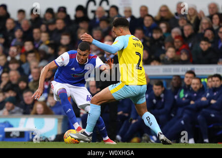 Collin Quaner von Ipswich Town beats Zak Vyner von Rotherham United - Ipswich Town v Rotherham United, Sky Bet Meisterschaft, Portman Road, Ipswich - 12. Januar 2019 Editorial nur verwenden - DataCo Einschränkungen Stockfoto