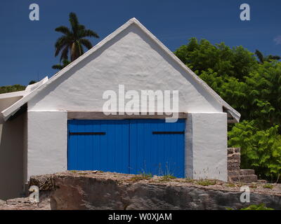 Schön Bermuda Gebäude mit frisch lackierten strahlend blauen Türen gepflegt. Auf dem St. George's Seitenstraße gelegen, ist es ein Muss, in der Nähe der Kirche. Stockfoto