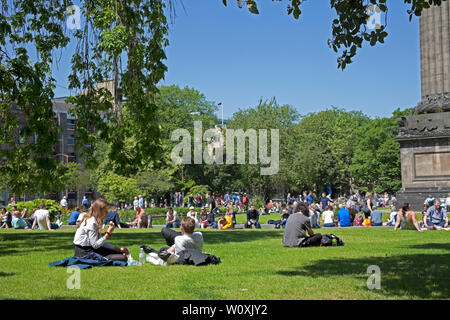 St Andrews Square Edinburgh, Schottland. Juni 2019. Volle Sonne in der Stadt, die von Büromitarbeitern und Besuchern genossen wird, 14 Grad am Morgen mit kühlem Wind, der am Nachmittag auf 17 Grad ansteigt und ein entspannendes Sonnenbad zur Mittagsstunde ermöglicht. Stockfoto