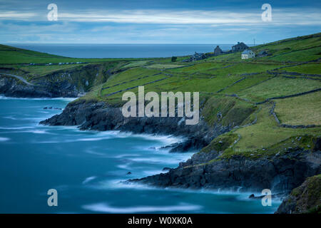 Abends über Dorf Coumeenoole entlang der Küste der Halbinsel Dingle in der Grafschaft Kerry, Republik von Irland Stockfoto