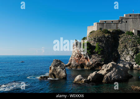 Blick auf Festung auf Felsen Klippen neben dem Meer, Fort Lovrijenac, Dubrovnik, Kroatien Stockfoto