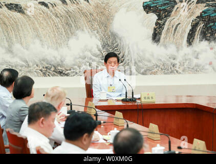 Peking, China. 28 Juni, 2019. Li Zhanshu, Vorsitzender des Nationalen Volkskongresses (NVK) Ständiger Ausschuss, leitet Sitzung der 34 Vorsitzenden' des 13 NPC Ständigen Ausschuss in der Großen Halle des Volkes in Peking, der Hauptstadt von China, 28. Juni 2019. Credit: Ding Lin/Xinhua/Alamy leben Nachrichten Stockfoto