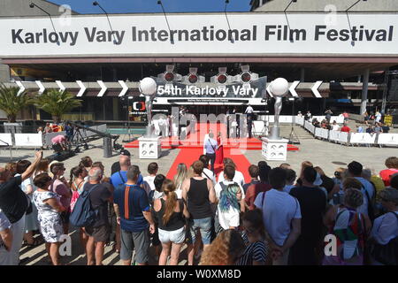 Karlovy Vary, Tschechische Republik. 28 Juni, 2019. Der 54 Karlovy Vary International Film Festival beginnt am 28. Juni 2019 in Karlsbad, Tschechische Republik. Credit: Goran Kubes/CTK Photo/Alamy leben Nachrichten Stockfoto