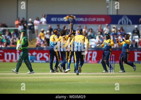 CHESTER LE STREET, ENGLAND 28. Juni Sri Lankas Lasith Malinga feiert mit seinen Teamkollegen nach Bowling Südafrikas Quinton de Kock während der ICC Cricket World Cup 2019 Match zwischen Sri Lanka und Südafrika im Emirates Riverside, Chester Le Street am Freitag, den 28. Juni 2019. (Credit: Mark Fletcher | Kredit: MI Nachrichten & Sport/Alamy leben Nachrichten Stockfoto