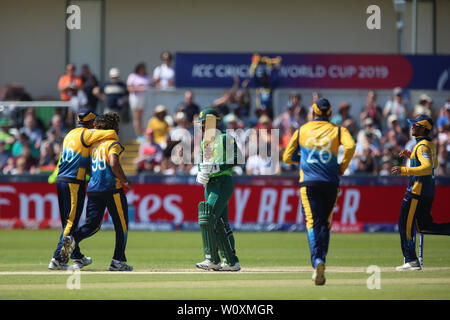 CHESTER LE STREET, ENGLAND 28. Juni Sri Lankas Lasith Malinga feiert mit seinen Teamkollegen nach Bowling Südafrikas Quinton de Kock während der ICC Cricket World Cup 2019 Match zwischen Sri Lanka und Südafrika im Emirates Riverside, Chester Le Street am Freitag, den 28. Juni 2019. (Credit: Mark Fletcher | Kredit: MI Nachrichten & Sport/Alamy leben Nachrichten Stockfoto