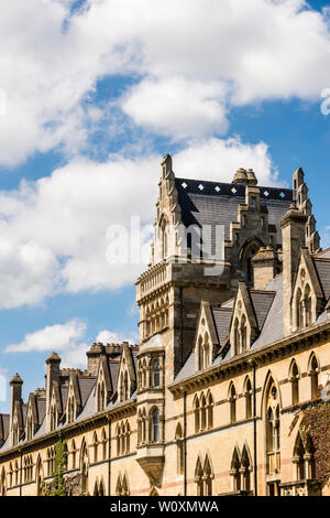 Die hellen, sonnigen Süden Fassade und Dach der Wiese Gebäude des Christ Church College an einem schönen Sommer in der Universitätsstadt Oxford. Stockfoto