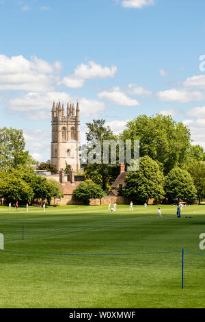 Hell sonnenbeschienenen Magdalen Tower über Christus Kirche Wiesen gesehen, das Felder an einem schönen Sommer in die berühmte Universitätsstadt Oxford. Stockfoto