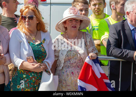 Eine Frau hält eine Flagge während der Königin Besuch Greenfaulds High School in Cumbernauld. Königin Elizabeth II. ist der Besuch Greenfaulds High School in Cumbernauld als Teil einer Woche der Royal Engagements über Schottland. Stockfoto