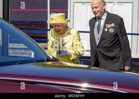 Ihre Majestät, Königin Elizabeth II. hält Blumen bei Ihrer Ankunft an der Croy Bahnhof bei ihrem Besuch in Greenfaulds High School in Cumbernauld. Königin Elizabeth II. ist der Besuch Greenfaulds High School in Cumbernauld als Teil einer Woche der Royal Engagements über Schottland. Stockfoto