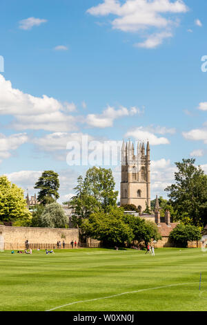 Hell sonnenbeschienenen Magdalen Tower über Christus Kirche Wiesen gesehen, das Felder an einem schönen Sommer in die berühmte Universitätsstadt Oxford. Stockfoto