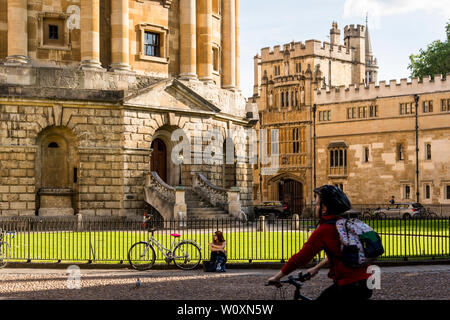 Ein Blick auf Radcliffe Square einschließlich der Kamera und Brasenose College an einem schönen Sommerabend in die berühmte Universitätsstadt Oxford. Stockfoto