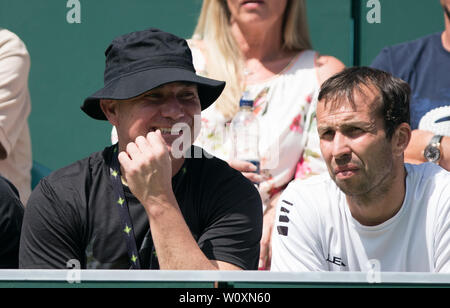 Slough, Großbritannien. 28 Juni, 2019. ANDRE AGGASI (Trainer von Grigor DIMITROV Bulgarien) während der boodles Tennis Ausstellung 2019 Tag 4 bei Stoke Park, Slough, England am 28. Juni 2019. Foto von Andy Rowland. Credit: PRiME Media Images/Alamy leben Nachrichten Stockfoto