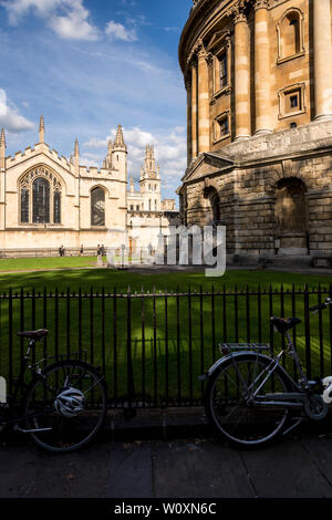 Einen schönen Sommerabend in die berühmte Universitätsstadt Oxford. Ein Radcliffe Square einschließlich der Hell sonnenbeschienenen Kamera und Codrington Bibliothek. Stockfoto