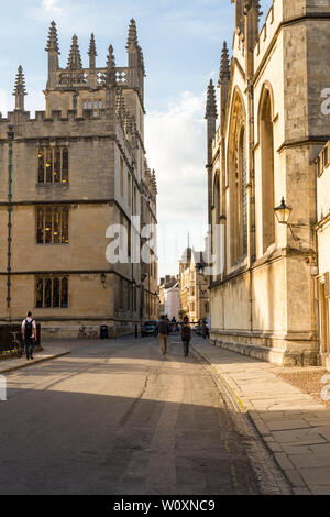 Einen schönen Sommerabend in die berühmte Universitätsstadt Oxford. Die Aussicht nach Norden in Richtung der Bodleian Library entlang einer ruhigen Catte St. Stockfoto