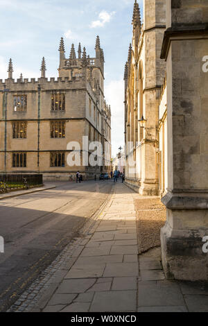 Einen schönen Sommerabend in die berühmte Universitätsstadt Oxford. Die Aussicht nach Norden in Richtung der Bodleian Library entlang einer ruhigen Catte St. Stockfoto