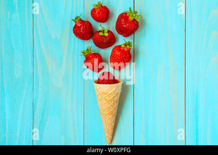 Waffeln mit frischen Erdbeeren, hausgemachtes Eis Stockfoto