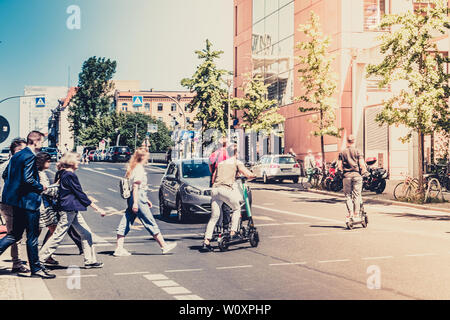Menschen überqueren die Straße an der Ampel - Stadt verkehr Konzept - Stockfoto