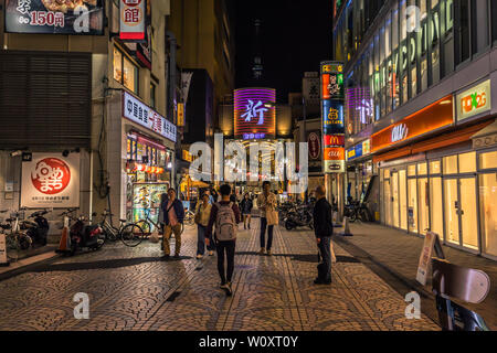 Tokio - 18. Mai 2019: Nachtleben von Shinjuku in Tokio, Japan. Stockfoto