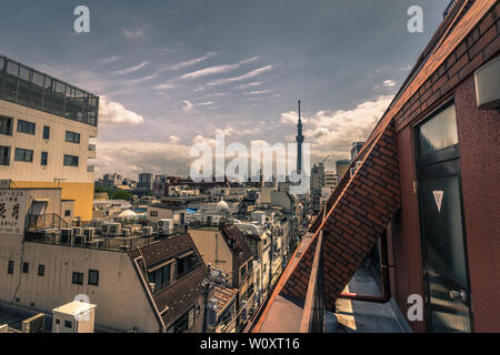 Tokio - 19. Mai 2019: Tokyo Skytree und Dächer von Asakusa in Tokio, Japan. Stockfoto