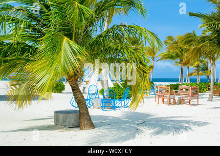 Lhaviyani Atoll, Malediven - 19. Juni 2018: Chill Lounge Zone in der Nähe des Pools in einem Luxushotel am Indischen Ozean Stockfoto