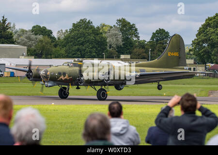 Sally B, die erhaltenen Boeing B-17 Flying Fortress Bomber, die für den letzten Wings & Wheels Airshow in Dunsfold Flugplatz, UK auf 16/6/19 statt. Stockfoto