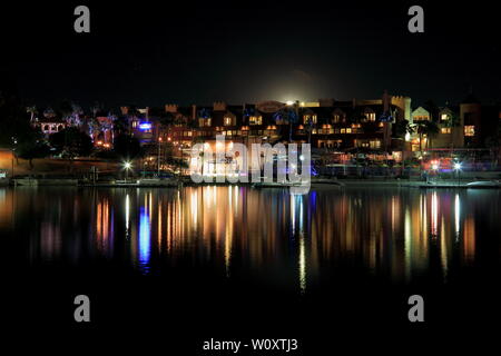 Schöne Nacht der Lichter im Wasser an der London Bridge Resort widerspiegelt Stockfoto