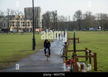 Radfahrer und Fußgänger überqueren Parker's Piece im Zentrum von Cambridge 2019 Stockfoto