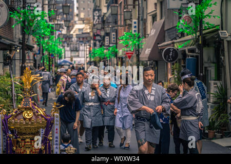 Tokio - 19. Mai, 2019: die Menschen feiern die Sanja Matsuri Festival in traditioneller Kleidung in Asakusa, Tokyo, Japan Stockfoto