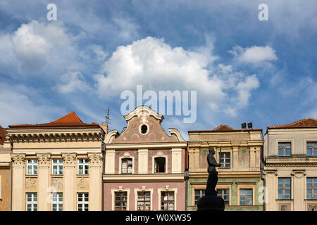 Bewölkter Himmel über den Dächern der alten Gebäude auf dem Marktplatz, Altstadt Poznan, Architektur in der Nähe des historischen Rathauses. Stockfoto