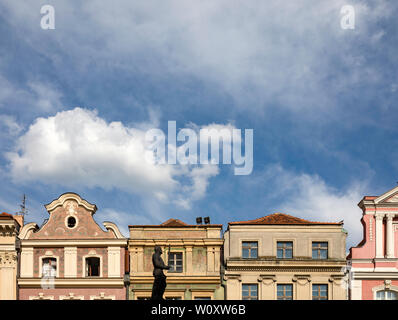 Bewölkter Himmel über den Dächern der alten Gebäude auf dem Marktplatz, Altstadt Poznan, Architektur in der Nähe des historischen Rathauses. Stockfoto