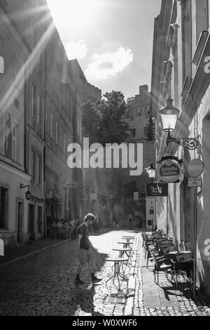 Altstadt in Poznan - Polen, an einem sonnigen Tag, ein schwarz-weiß Foto. Stockfoto