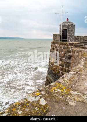 Der Leuchtturm und Aussichtspunkt auf der Hafenmauer in Saundersfoot in Pembrokeshire, West Wales, UK. Stockfoto