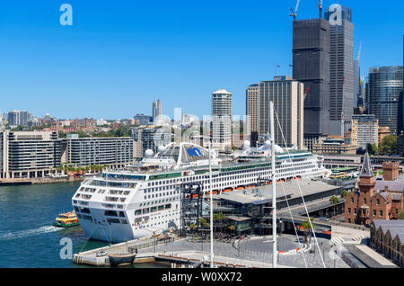 Sun Princess Kreuzfahrt Schiff angedockt am Circular Quay mit der Central Business District hinter, Sydney, New South Wales, Australien Stockfoto
