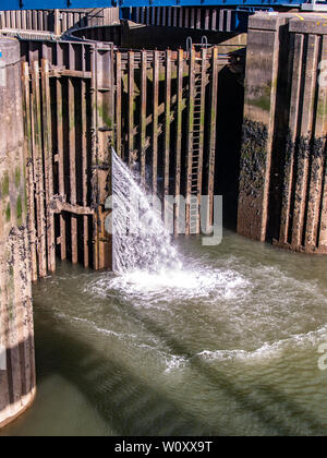 Das riesige Meer Tore der Tawe Barrage Sperren an der Mündung des Flusses Tawe. Abertawe, Swansea, South Wales, UK. Stockfoto