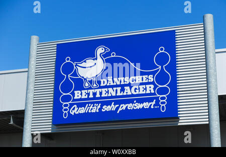 Tönisvorst - JUIN 28. 2019: Der blaue Logo gegen den blauen Himmel bei Store vor (Dänisches Bettenlager Daenisches) (deutsche Kette für Ho Stockfoto