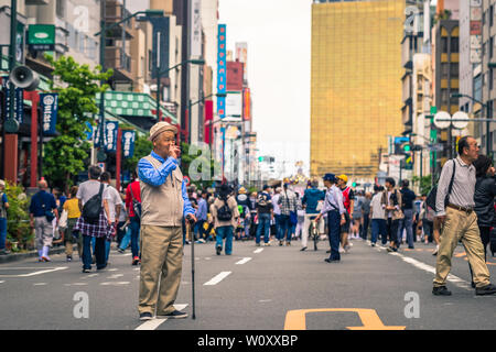 Tokio - 19. Mai, 2019: die Menschen feiern die Sanja Matsuri Festival in traditioneller Kleidung in Asakusa, Tokyo, Japan Stockfoto